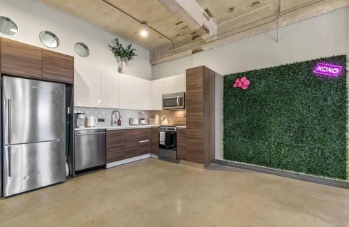 Downtown Dallas Apartment | Amyfinehouse | Breakfast+Valet+Modern City Retreat