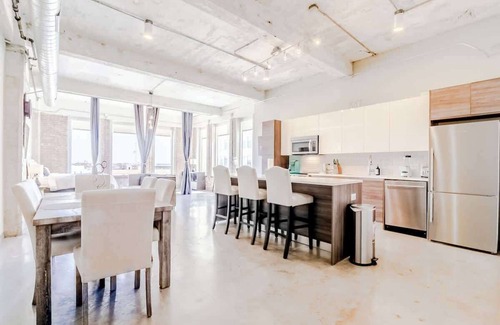 Downtown Dallas Apartment | Amyfinehouse |Modern 3BR Loft |Pool+Convention Ctr