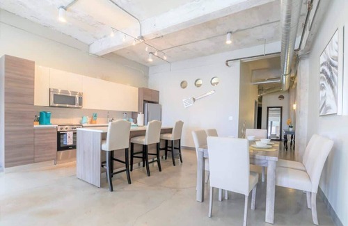 Downtown Dallas Apartment | Amyfinehouse |Modern 3BR Loft |Pool+Convention Ctr