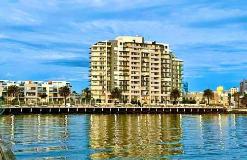 Port Melbourne Apartment | Amzing Ocean View Spacious Three Bedrooms Apartment Port Melbourne