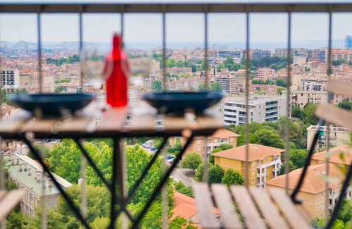 Saint-Barnabe Apartment | An elegant apartment with a breathtaking view of the surrounding area