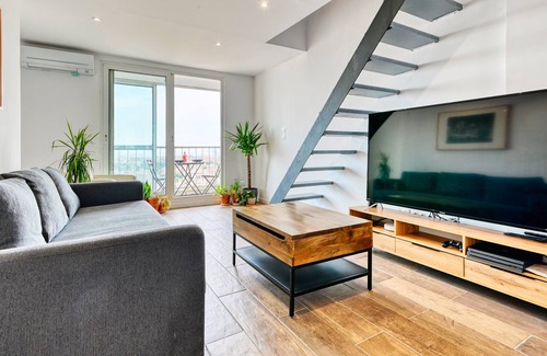 Saint-Barnabe Apartment | An elegant apartment with a breathtaking view of the surrounding area