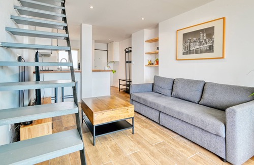 Saint-Barnabe Apartment | An elegant apartment with a breathtaking view of the surrounding area