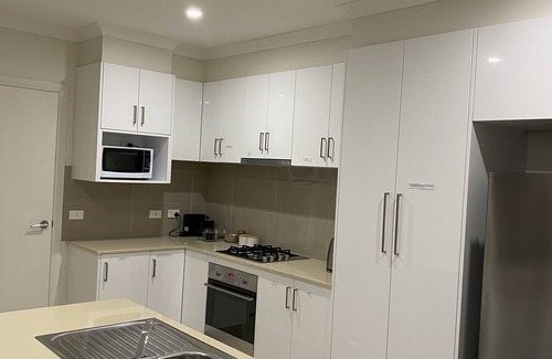 Florey House | An immaculate 3 bedroom modern house, all to yourself