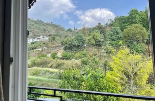 Naukuchiyatal Cottage | An independent Cottage with mountain view and 10 minutes walk from the lake.