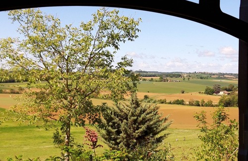 Pauilhac Bed & Breakfast | An unusual night in a gypsy caravan, with hotel services in the middle of nature.