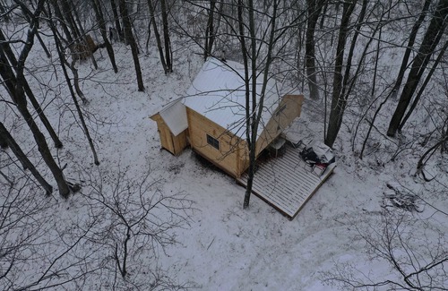Alexandria Cabin | Anastasia’s Domain 1, Farm stay, off grid cabin in a beautiful forest!