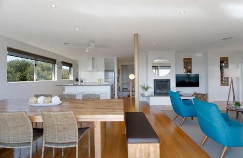 Frankston House | Anchor Beachfront - Pet Friendly on the Beach