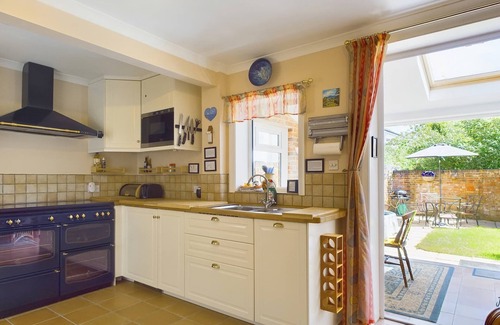 Ryde Ski Chalet | Anchor Down close to the beach cafes and restaurants