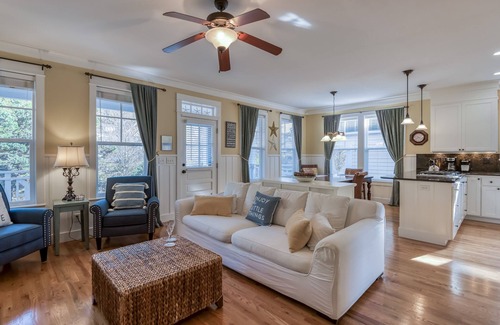 Nelscott House | Anchors Away Olivia Beach, Parkside Beauty, King Suite, Hot Tub