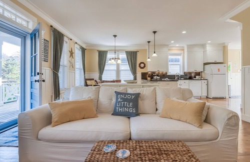 Nelscott House | Anchors Away Olivia Beach, Parkside Beauty, King Suite, Hot Tub