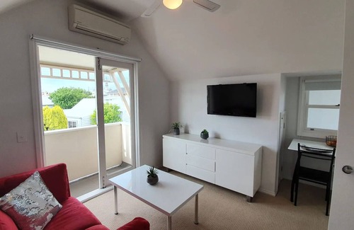 Williamstown Apartment | Anchors down on pearson