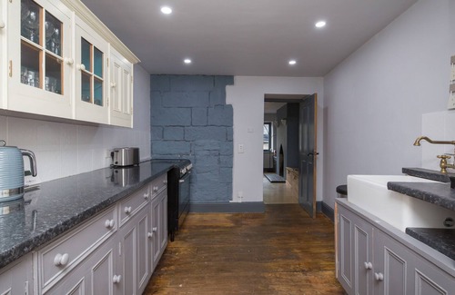 Alton Cottage | Angel Cottage: Near Alton Towers, Netflix and Parking