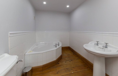 Alton Cottage | Angel Cottage: Near Alton Towers, Netflix and Parking