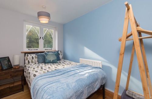 Alton Cottage | Angel Cottage: Near Alton Towers, Netflix and Parking