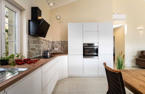 Ripenda Kosi Villa | Angel Marie Villa in a calm location with sea-view