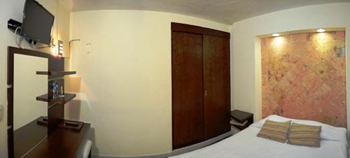 Ricardo Flores Magon Hotel | Angeles Suites & Hotel