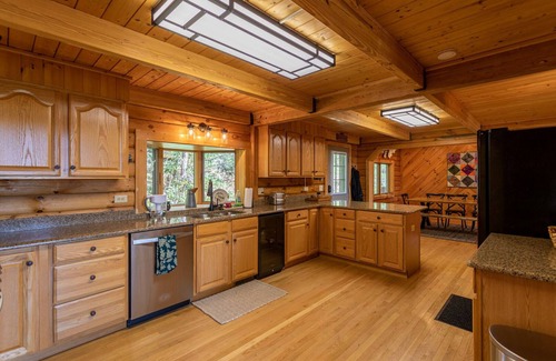 Apple Ridge Cabin | Angels Envy: Spacious Mountain Getaway | Long-Range Views + Hot Tub