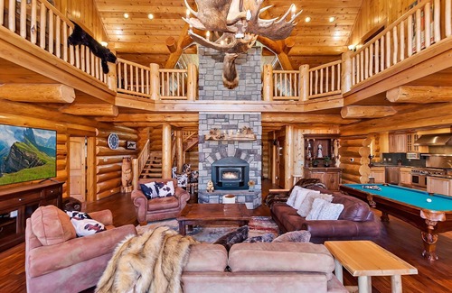 Upper Moonridge Cabin | Angels Lodge: Luxury 5 Bedroom! Custom Log Home! A/C! Hot Tub! Pool Table! Foosball! BBQ!