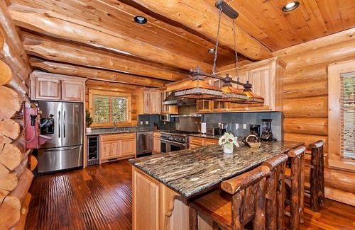 Upper Moonridge Cabin | Angels Lodge: Luxury 5 Bedroom! Custom Log Home! A/C! Hot Tub! Pool Table! Foosball! BBQ!