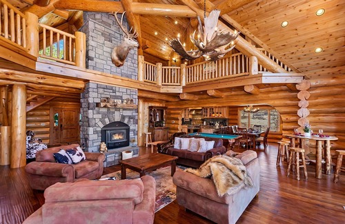 Upper Moonridge Cabin | Angels Lodge: Luxury 5 Bedroom! Custom Log Home! A/C! Hot Tub! Pool Table! Foosball! BBQ!