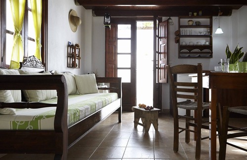 Agia Paraskevi House | Anna Traditional Apartments