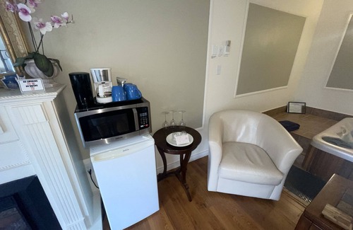 Wolfville Bed & Breakfast | Annapolis Suite HotTub, KingBd, Downtown