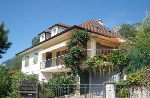 Veyrier-du-Lac Apartment | Annecy lakefront townhouse pontoon access