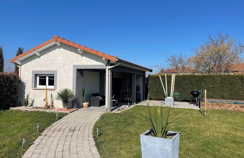Coutouvre Apartment | Annex, haven of peace with spa in the countryside