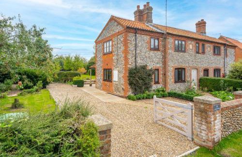 Sharrington House | Annie's Cottage - Big Skies Holiday Cottages