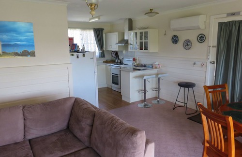 Hadspen Cottage | Annie's River Retreat-last minute deals, family friendly home, rural/river views