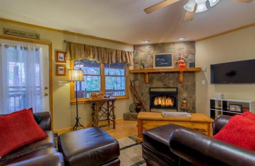 Mineral Bluff Villa | Annies Mountain Mist Hot tub gas fireplace cozy king beds