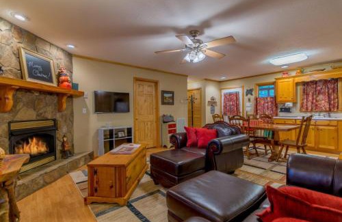 Mineral Bluff Villa | Annies Mountain Mist Hot tub gas fireplace cozy king beds