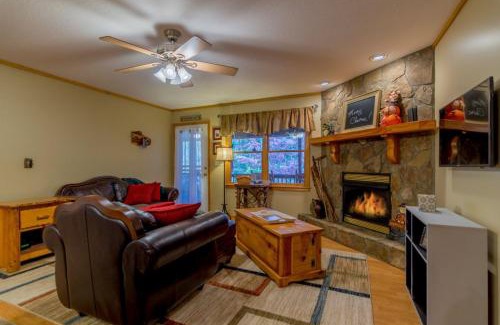 Mineral Bluff Villa | Annies Mountain Mist Hot tub gas fireplace cozy king beds