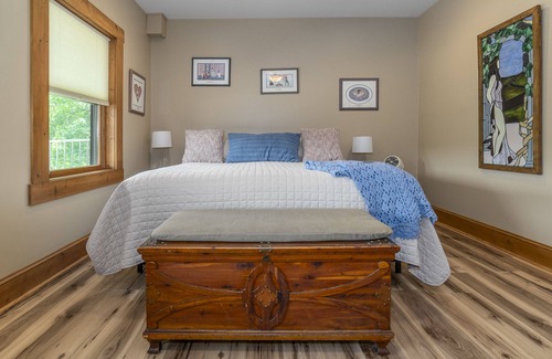 Roanoke Bed & Breakfast | Anstead Suite - Mountain VIew