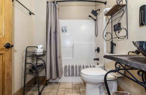 Roanoke Bed & Breakfast | Anstead Suite - Mountain VIew