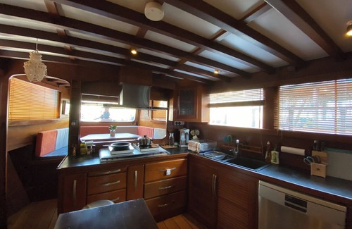 Tin Wan Boat Rental | Antique Cosy Houseboat VINTAGE