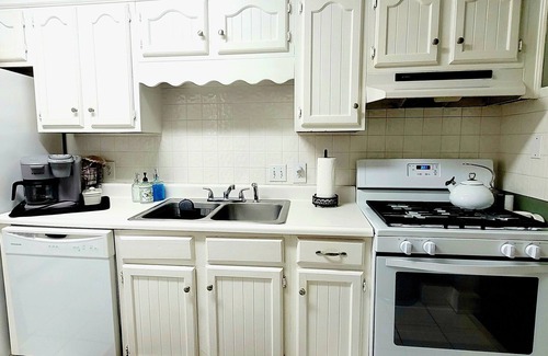 Historic Downtown Savannah House | Antique Gem! Fabulous Antiques:Historic Downtown:Coveted Free Parking for 2 Cars