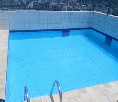 Enseada Apartment | APÊ COM PISCINA E AR - 2Q DA PRAIA DA ENSEADA.