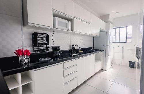 Enseada Apartment | APÊ COM PISCINA E AR - 2Q DA PRAIA DA ENSEADA.