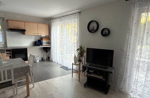 Muellheim Apartment | Apartment 'Ferienwohnung Bäumchenblick' with Private Terrace, Private Garden and Wi-Fi