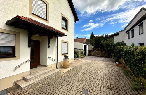 Neustadt-Hambach House | Apartment Eichstraße 1a - Central in Hambach with castle view