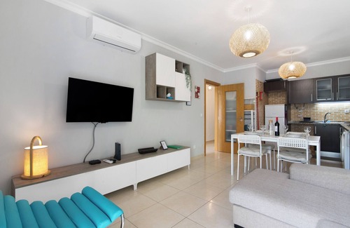 Vila Real Santo Antonio Apartment | Apartment 'T2 Rio E Mar' with Balcony, Wi-Fi and Air Conditioning