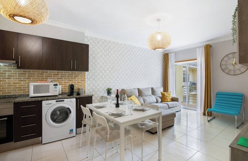 Vila Real Santo Antonio Apartment | Apartment 'T2 Rio E Mar' with Balcony, Wi-Fi and Air Conditioning
