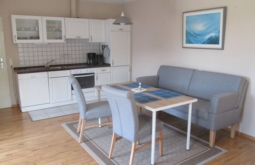 Wesselburener Deichhausen Apartment | Apartment '2-Raum-Ferienwohnung' with Private Terrace, Shared Garden and Wi-Fi