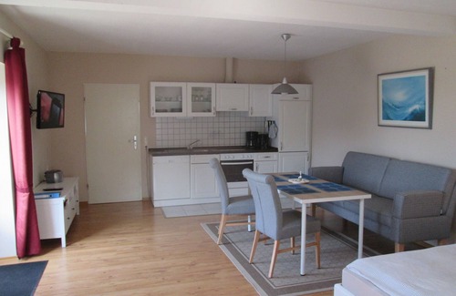 Wesselburener Deichhausen Apartment | Apartment '2-Raum-Ferienwohnung' with Private Terrace, Shared Garden and Wi-Fi