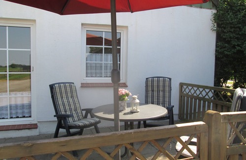 Wesselburener Deichhausen Apartment | Apartment '2-Raum-Ferienwohnung' with Private Terrace, Shared Garden and Wi-Fi