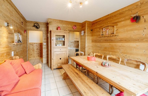 La Toussuire Apartment | Apartment 'Sabot De Vénus' with Mountain View, Shared Garden and Wi-Fi