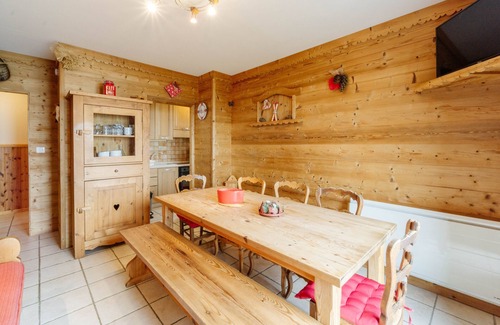 La Toussuire Apartment | Apartment 'Sabot De Vénus' with Mountain View, Shared Garden and Wi-Fi
