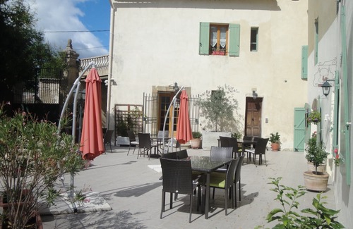 Montaren-et-Saint-Mediers Apartment | Apart. in 18th century farmhouse with heated pool, near Pont du Gard